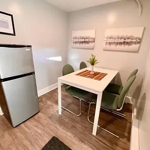 Guest house Newly Renovated Studio, Separate Entrance, Montreal